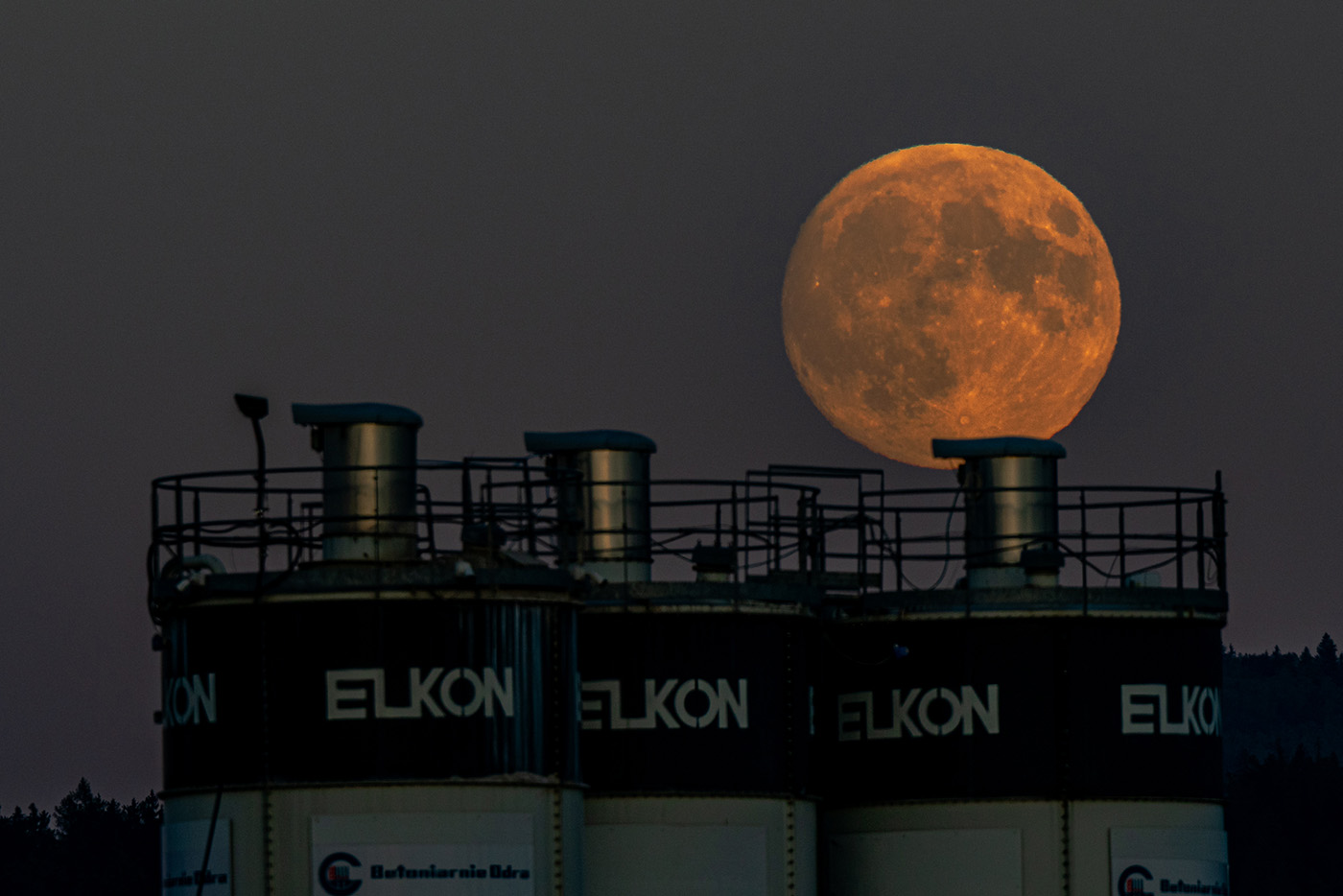 fotografia księżyca nad fabryką