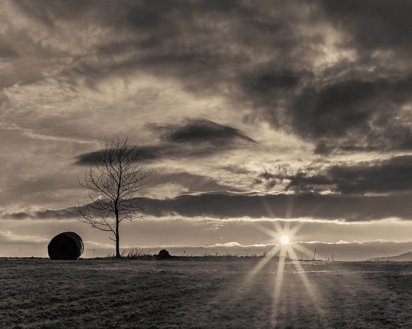 zachód słońca czarno biały
